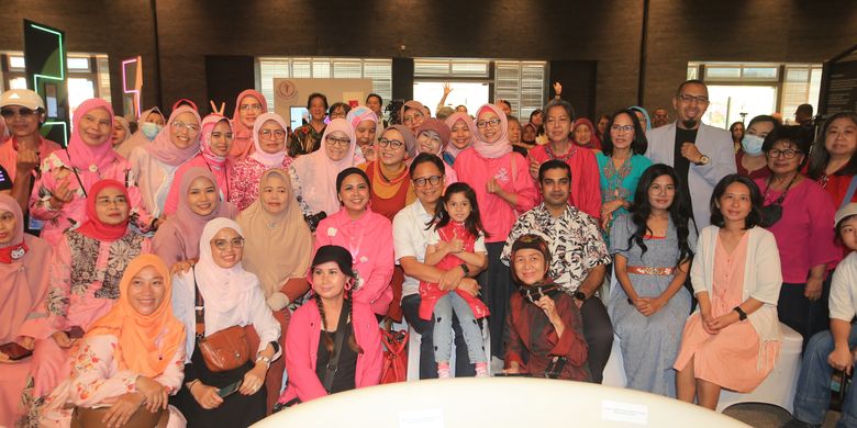 Menteri Kesehatan Budi Gunadi Sadikin (tengah) bersama para penyintas kanker di acara pameran karya seni bertajuk ?Close the Care Gap? di PIK 2 Tangerang (4/2/2024).