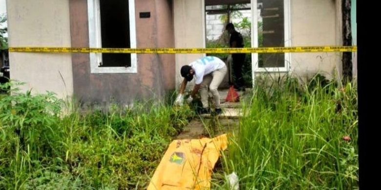 Penemuan mayat di rumah kosong di Perumahan Citra Indah Bukit Aster, Desa Singajaya, Kecamatan Jonggol, Kabupaten Bogor.
