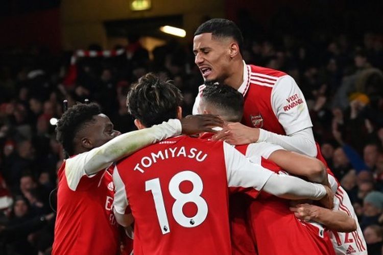 Para pemain Arsenal merayakan gol kemenangan dalam laga lanjutan Liga Inggris musim 2022-2023 kontra Man United, Minggu (22/1/2023) malam WIB itu. Arsenal dan Man United kembali bertemu pada pekan keempat Liga Inggris 2023-2024. Artikel ini berisi prediksi Arsenal vs Man United. 