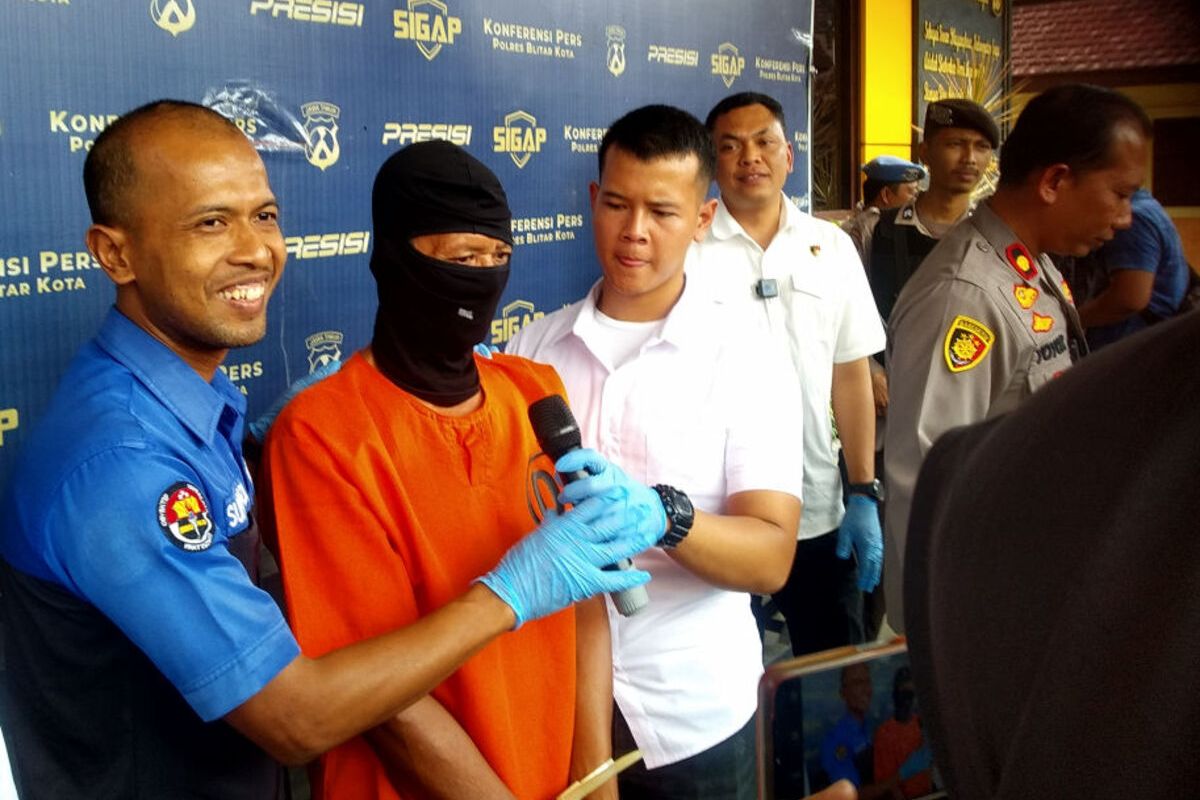 Warga Kecamatan Nglegok, Kabupaten Blitar, MS (67), dihadirkan pada konferensi pers sebagai tersangka kasus persetubuhan dengan anak di bawah umur, Kamis (19/10/2023)