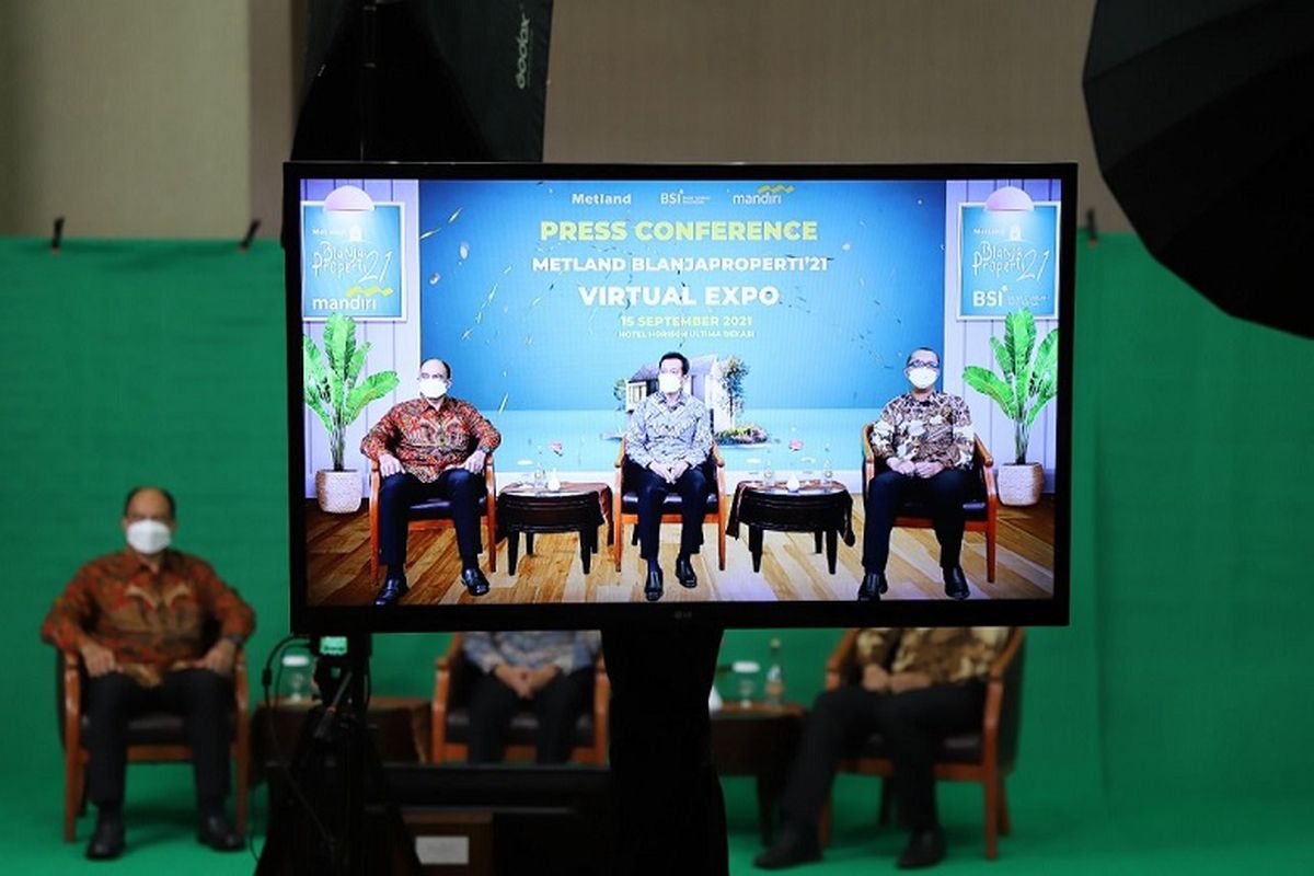 Direktur Metland Wahyu Sulistio bersama EVP Consumer Loans Bank Mandiri Ignatius Susatyo Wijoyo dan SEVP Consumer Banking BSI Wawan Setiawan di press connference pameran virtual BlanjaProperti'21