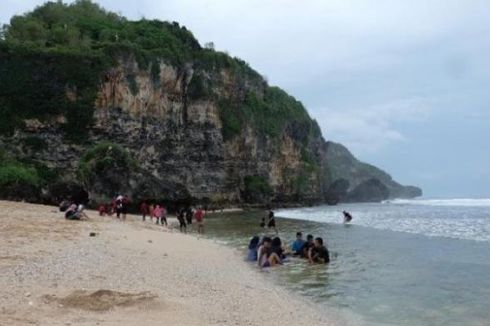 Berkemah di Ngrumput, Pantai di Gunungkidul yang Masih Sepi 