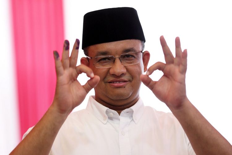 Calon gubernur DKI nomor urut 3 Anies Baswedan usai menggunakan hak suaranya di TPS 28, Cilandak Barat, Jakarta Selatan, Rabu (19/4/2017). Quick count lembaga survei untuk putaran kedua Pilkada DKI Jakarta mengunggulkan pasangan Anies-Sandi atas Basuki Tjahaja Purnama-Djarot Saiful Hidayat.