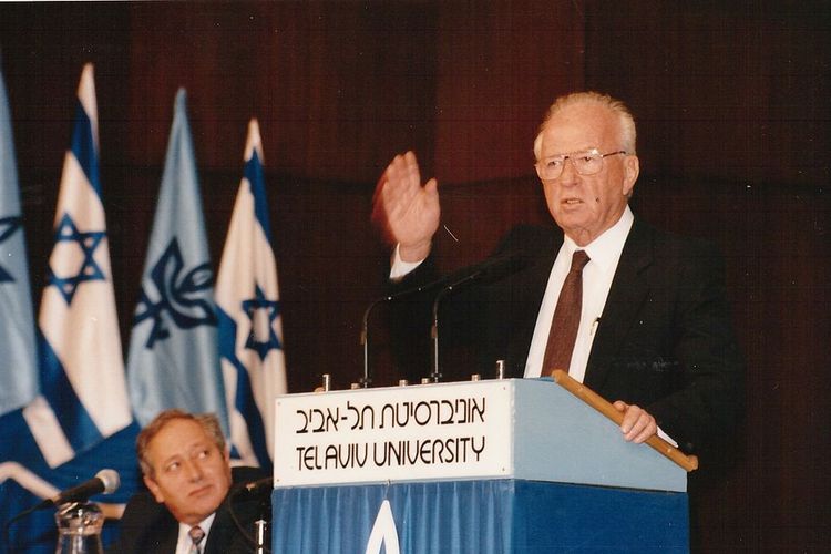 Mantan Perdana Menteri Israel Yitzhak Rabin menyampaikan salah satu pidato publik terakhirnya di MDC untuk Studi Timur Tengah dan Afrika, 1 November 1994.