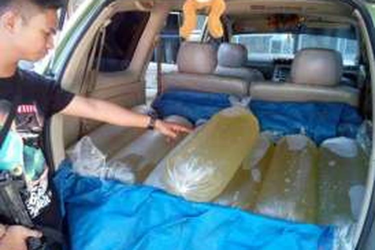 Sebanyak 400 liter cap tikus yang dibawa Debby Rumondor dari Sulawesi Utara ke Gorontalo diamankan polisi di jalan Trans Sulawesi Bone Bolango.