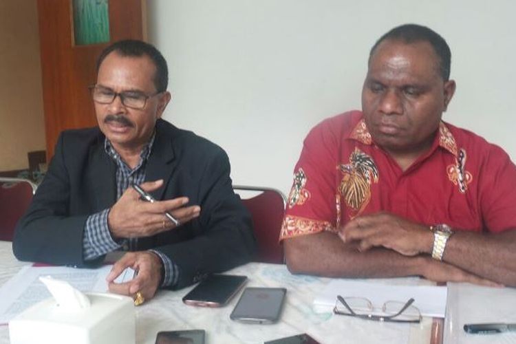 Anthon Raharusun (berjas hitam) bersama mantan Kadis PU Papua Mikael Kambuaya saat diwawancarai di Jayapura, Selasa (28/3/2017).