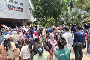 Demo Data Desil Bansos di Depan Kemensos, Massa Ditemui Gus Ipul