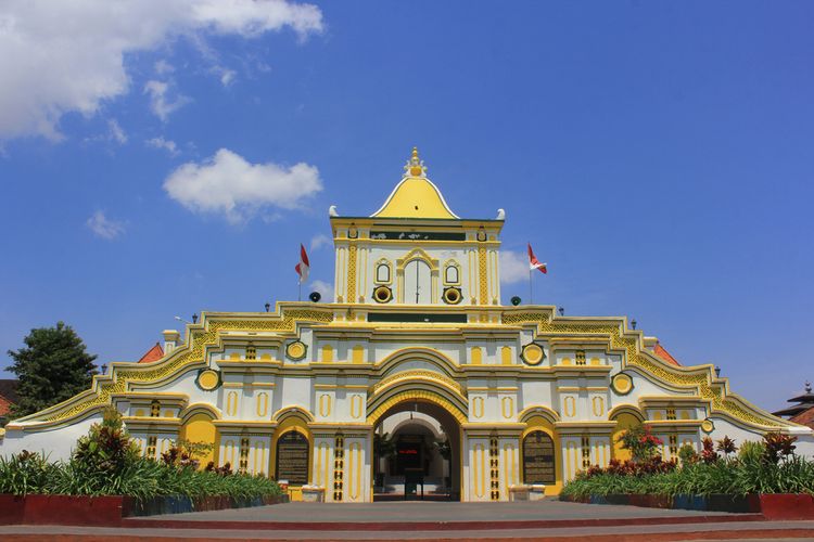 Gerbang masuk Masjid Agung Sumenep, Madura