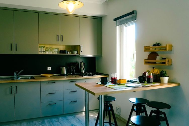 Bukan Putih, Ini Warna Dapur Favorit Para Desainer Interior