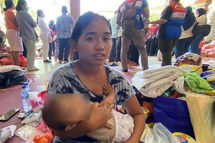 Saimah bersama bayinya yang berusia 4 bulan harus bertahan di plafon selama 5 jam saat banjir bandang terjadi di Denpasar, Bali.