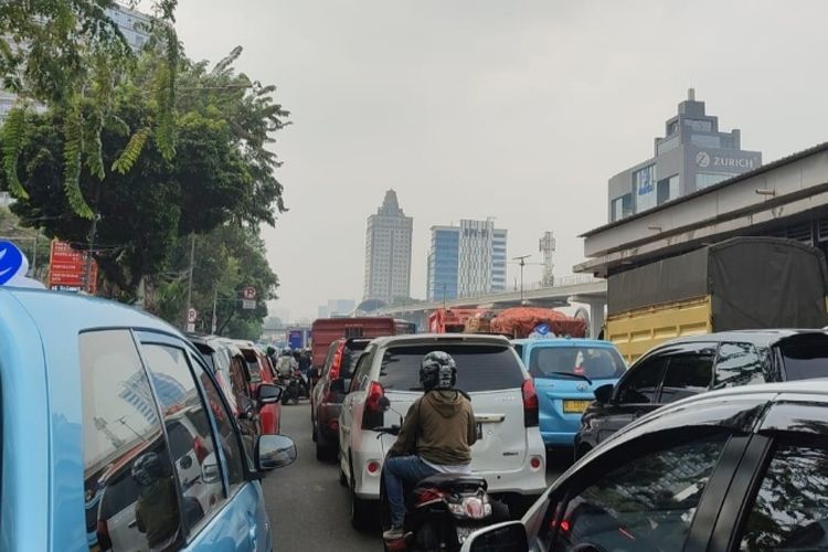 Kebocoran gas terjadi di tengah pengerjaan proyek halte Bus Transjakarta tepatnya di Jalan MT Haryono, Tebet, Jakarta Selatan pada Rabu (20/7/2022) siang. Peristiwa itu menyebabkan kemacetan arus lalu lintas dari selatan menuju timur di Jalan MT Haryono.