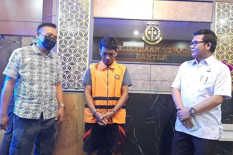 Asisten Intelejen Kejati Banten Muttaqin Harahap (kanan) saat menunjukan terpidana kasus korupsi beras di Pandeglang setelah buron 7 tahun