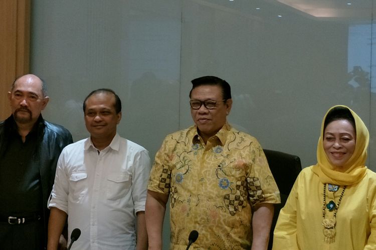 Ketua Dewan Pakar DPP Golkar Agung Laksono (kedua dari kanan) saat ditemui sebelum memimpin rapat pleno ke-15 Dewan Pakar DPP Golkar di kantor DPP Golkar, Jakarta Barat, Senin (20/11/2017). 