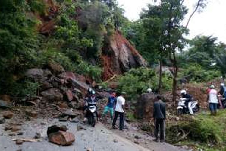 Bencana longsor melanda Gunung Kulu di Kabupaten Aceh Besar, Jumat pagi (9/9/2016) akibatnya arus transportasi terhenti karena badan jalan tertutp tanah dan batu.*****