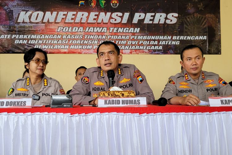 Kabid Humas Polda Jateng Kombes Iqbal Alqudusy saat konferensi pers di Mapolres Banjarnegara, Jawa Tengah, Senin (10/4/2023).