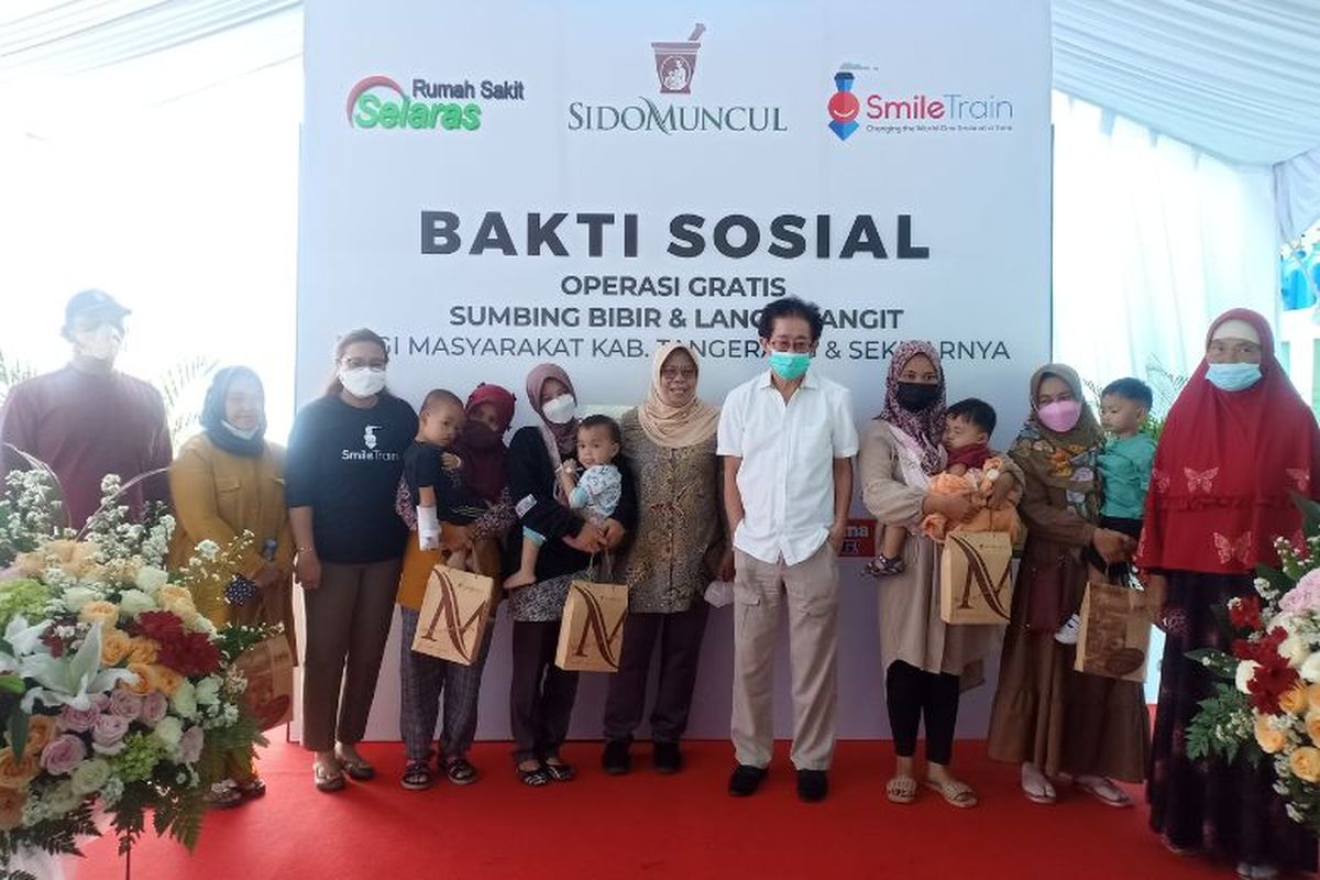 Direktur Sido Muncul Irwan Hidayat (baju putih) bersama Direktur PT Bintara Arnirah Saraswati dan Country Manager and Program Director Indonesia Deasy Larasati. 