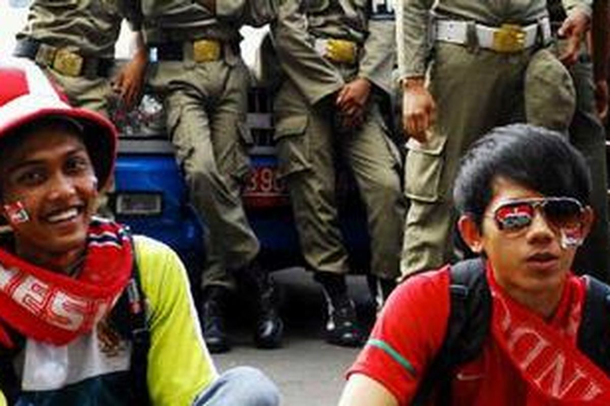 Suporter Indonesia tengah menunggu pintu Stadion Gelora Bung Karno dibuka, Senin (21/11/2011).