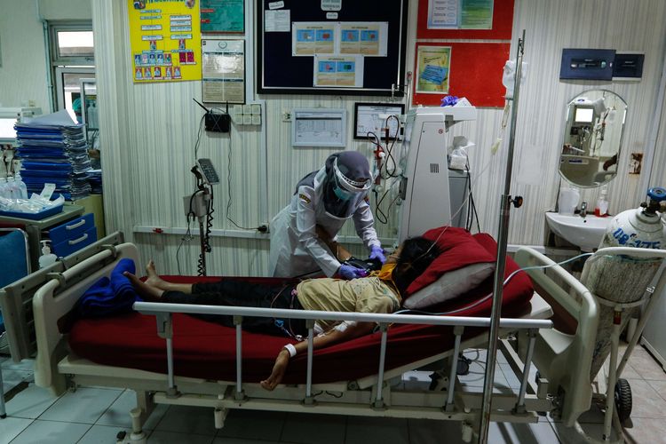 Pelayanan di ruang hemodialisa RSUD Kota Bogor, Kamis (23/4/2020). Rumah Sakit Umum Daerah (RSUD) Kota Bogor membatasi layanan kesehatan setelah 51 tenaga medisnya terindikasi reaktif Covid-19. Layanan yang tetap beroperasi adalah unit kegawatdaruratan, cuci darah, kanker, dan layanan penyakit kronis.