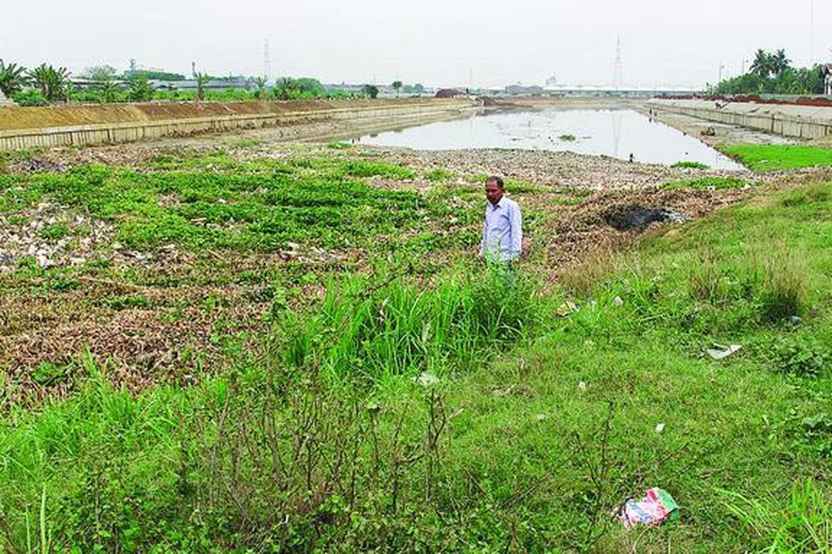 Kanal  Banjir Timur  di ruas Ujung Menteng, Jalan Bekasi Raya, dekat perbatasan Jakarta Timur-Bekasi, di lingkungan RT 7 RW 5, Kelurahan Ujung Menteng, Cakung, Jakarta Timur, tersumbat sampah dan eceng gondok, beberapa bulan terakhir. Menurut warga sekitar, pekan lalu, air menggenangi kanal setinggi 1,5 meter.