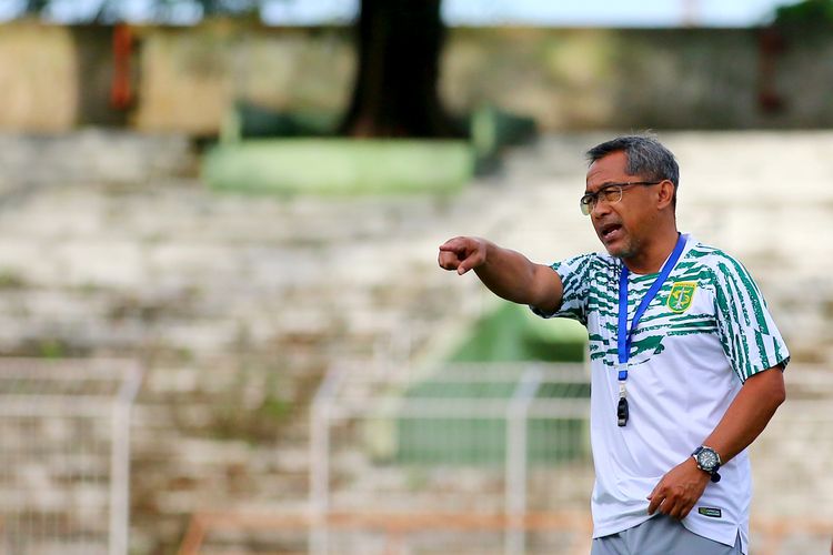 Pelatih Aji Santoso saat memimpin latihan perdana Persebaya Surabaya untuk persiapan musim 2023-2024 di Stadion Gelora 10 November Surabaya, Rabu (10/5/2023) sore.