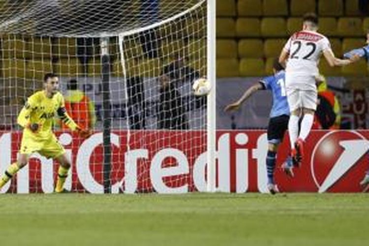 Pemain depan AS Monaco, Stephan El Shaarawy (22), mencetak gol ke gawang Tottenham Hotspur pada lanjutan Liga Europa di Stade Louis II, Kamis (1/10/2015).
