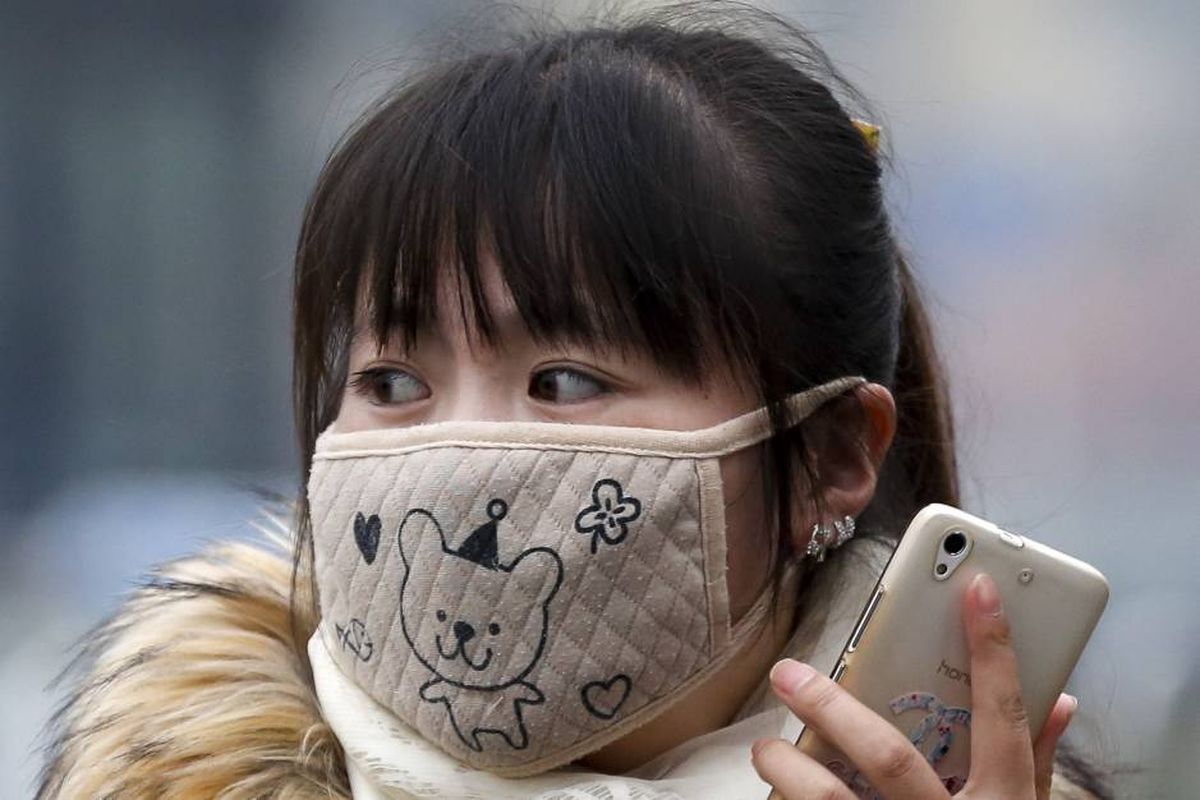 Berbagai bentuk dan gaya masker wajah digunakan warga untuk melindungi dirinya.