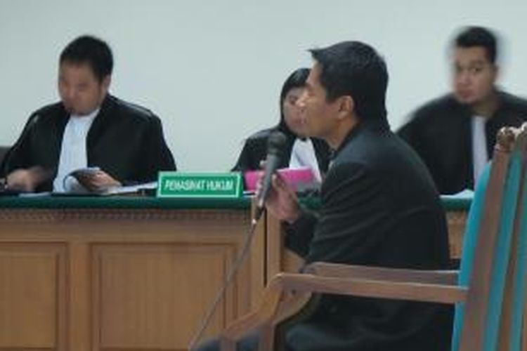 Pengacara Mario C Bernando mendengarkan dakwaan yang dibacakan jaksa penuntut umum Komisi Pemberantasan Korupsi, di Pengadilan Tindak Pidana Korupsi, Jakarta, Kamis (10/10/2013).