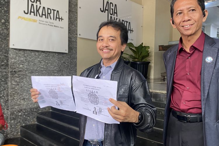 Roy Suryo tunjukkan salinan ijazah resmi Jokowi yang didapat Bonatua Silalahi dari KPU RI melalui gugatan di KIP, Rabu (11/2/2026).