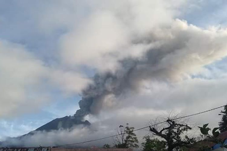 Gunung Api Sinabung yang berada di Kabupaten Karo, Sumatera Utara, kembali erupsi beruntun selama 45 menit dengan tinggi kolom abu vulkanik mencapai 2.000 meter, Selasa (7/5/2019).