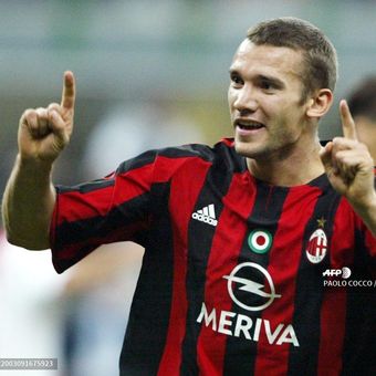 Penyerang AC Milan, Andriy Shevchenko, merayakan gol ke gawang Ajax Amsterdam pada ajang Liga Champions di Stadion San Siro, Milan, pada 16 September 2003.