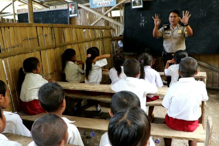 Brigadir Kepala Burhan Bhanin (38) mengajar siswa-siswi SD Pararel Natarakade, Desa Karekanduku,  Kecamatan Tanari, Kabupaten Sumba Barat, Nusa Tenggara Timur (NTT).