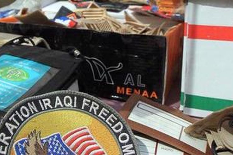 Berbagai memorabilia dijual di pusat kota Baghdad, Irak, pada hari peringatan 10 tahun invasi Amerika Serikat ke negara itu, Rabu (20/3/2013).