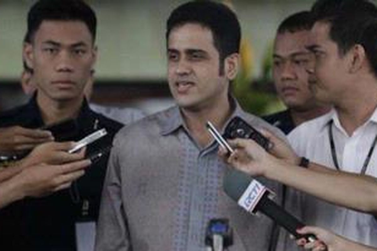 Tersangka Neneng Sri Wahyuni kembali diperiksa Komisi Pemberantasan Korupsi, Jakarta, Rabu (3/10/2012). KPK menghadirkan suami Neneng, Muhammad Nazaruddin yang juga terkait kasus wisma atlet Sea Games untuk bersaksi dalam pemeriksaan dalam dugaan korupsi proyek Pembangkit Listrik Tenaga Surya (PLTS). 