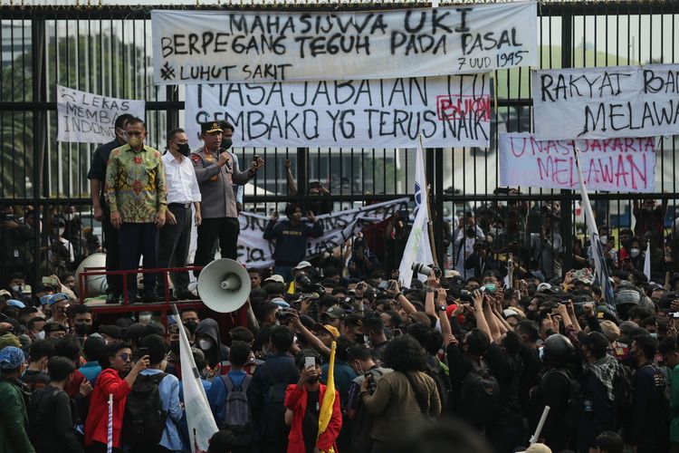 Kapolri Jenderal Listyo Sigit Prabowo dan Wakil Ketua DPR Sufmi Dasco Ahmad menemui mahasiswa di depan Kompleks Parlemen DPR/MPR, Senayan, Jakarta, Senin (11/4/2022). Unjuk rasa menolak penundaan pemilu 2024 atau masa jabatan presiden 3 periode berakhir ricuh.