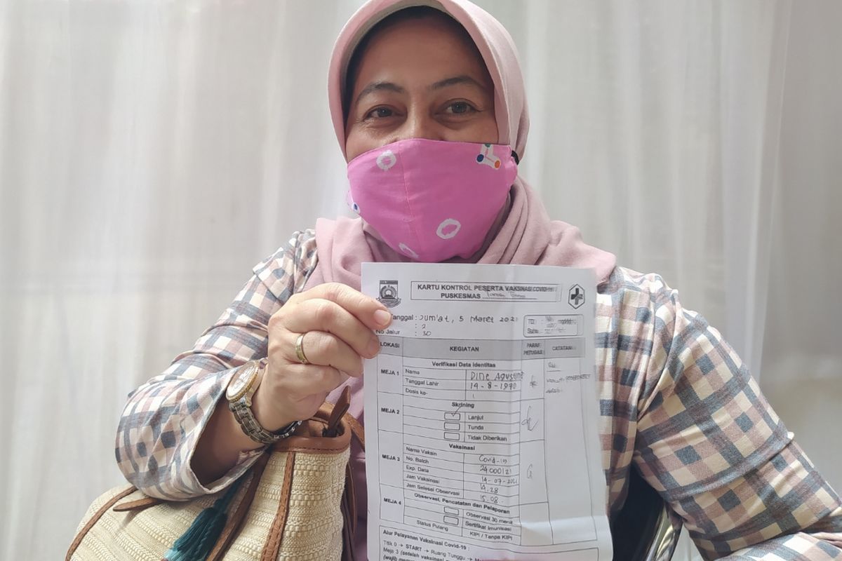 Dina Agustin, seorang dosen di Universitas Islam Syekh Yusuf Kota Tangerang berharap dapat segera bertemu dengan mahasiswanya usai divaksin di Pusat Pemerintahan Kota Tangerang, Banten, Jumat (5/3/2021) siang.