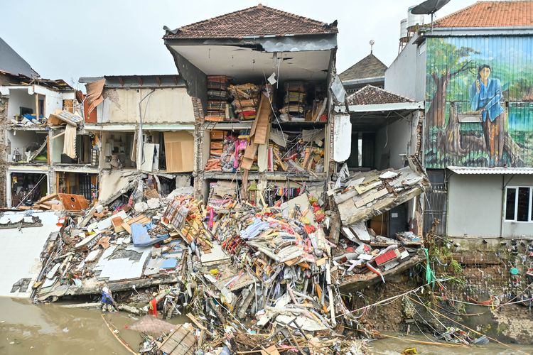 Kondisi bangunan ruko yang hancur diterjang banjir terlihat di kawasan Jalan Sulawesi, Denpasar, Bali, Rabu (10/9/2025). Sejumlah bangunan seperti ruko, toko dan rumah warga di wilayah Denpasar mengalami kerusakan akibat banjir yang terjadi di sejumlah titik sejak Rabu pagi. 