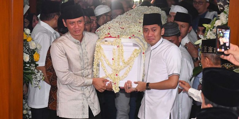 Putra Presiden ke-6 RI Susilo Bambang Yudhoyono, Agus Yudhoyono (kiri) dan Edhie Baskoro Yudhoyono (kanan) mengangkut peti jenazah Ibu Ani Yudhoyono setibanya di rumah duka, Cikeas, Bogor, Jawa Barat, Sabtu (1/6/2019).