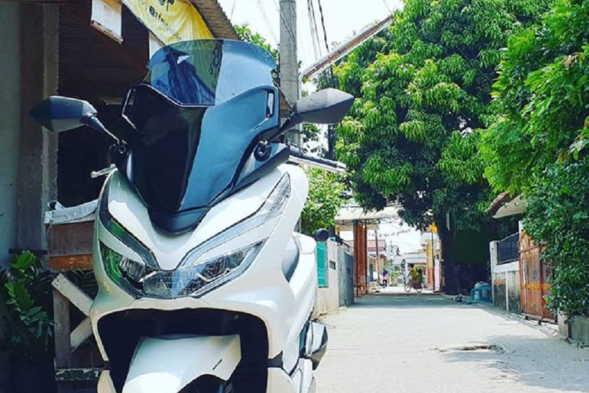 Salah satu Honda PCX dengan windshield aftermarket yang modelnya mirip dengan punya Forza