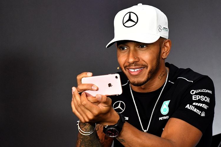 Pebalap Mercedes, Lewis Hamilton, menghadiri sesi konferensi pers menjelang seri GP Austria di Spielberg, Austria, Kamis (6/7/2017).