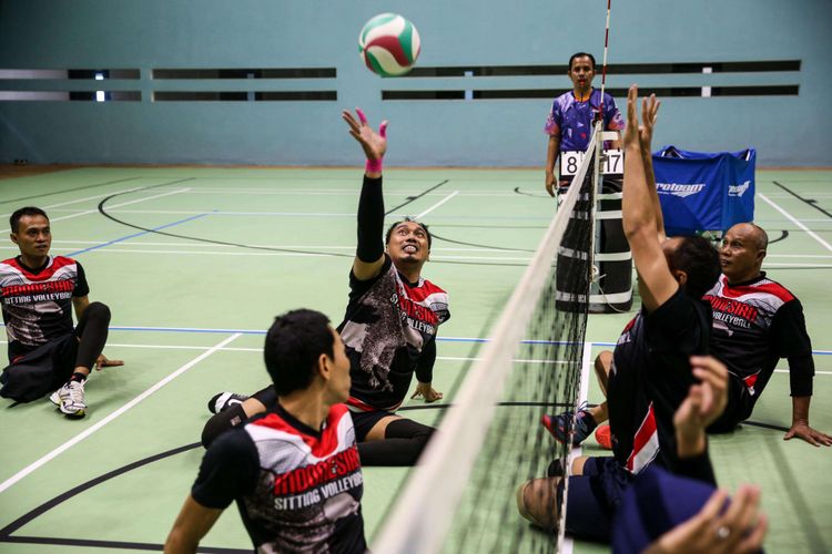 Atlet bola voli duduk putra dan putri Asian Para Games 2018 berlatih di GBK Arena, Jakarta Pusat, Selasa (25/9/2018). Indonesia menurunkan satu tim putra dengan target masuk semifinal dan satu tim putri dengan target meraih medali perunggu.