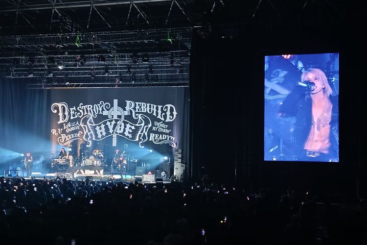 Penyanyi dan musisi asal Jepang, HYDE saat konser di Tennis Indoor Senayan, Jakarta Selatan, Sabtu (1/11/2025). Konser ini adalah bagian dari tur dari album terbarunya, Inside.