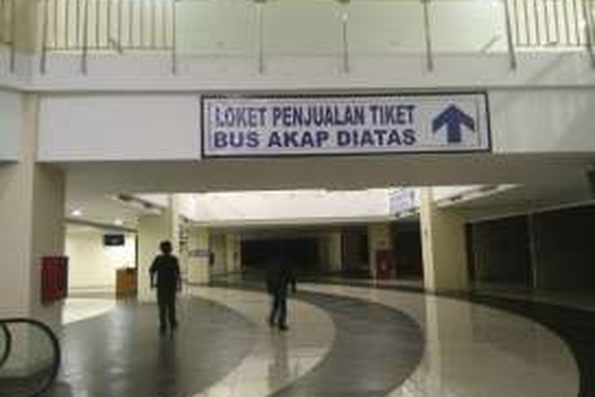 Spanduk letunjuk arah keberadaan loket bus AKAP Terminal Pulo Gebang, Cakung, Jakarta Timur. Loket tiket berada di lantai mezzanine. Senin (13/6/2016)
