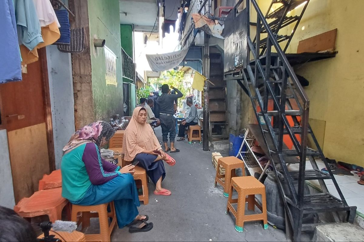 Suasana rumah duka Kurniawan alias Awan (11) di Gang V, Jalan Muara Baru, Penjaringan, Jakarta Utara, Kamis (14/12/2023).
