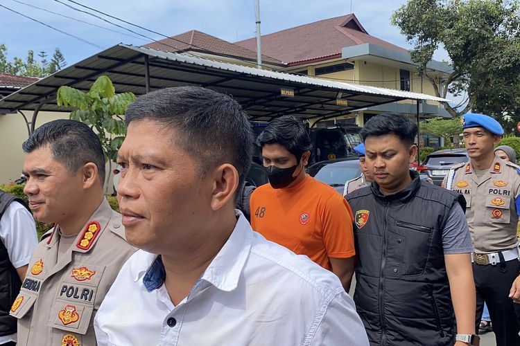 M Syafril Firdaus alias MSF, dokter kandungan yang melakukan pelecehan seksual dijerat dengan kasus berbeda dan terancam hukuman 12 tahun penjara. Hal tersebut terungkap dalam konferensi pers yang digelar Polres Garut, Kamis (17/4/2025) pagi.