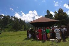 Pemakaman di Kaki Gunung Agung, Pengantar Dibatasi