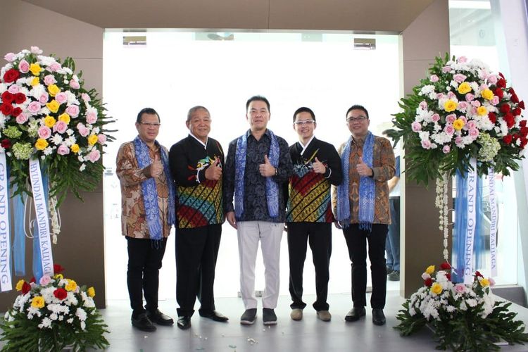 (Kiri ke kanan) Erwin Djajadiputra, Sales Director PT Hyundai Motors Indonesia, Wahyu Sulaeman, Direktur Utama PT Akbar Mandiri Sejahtera, WooJune Cha, President Director  PT Hyundai Motors Indonesia, Vincent Lee, Direktur PT Akbar Mandiri Sejahtera, Makmur, Chief Operating Officer, PT Hyundai Motors Indonesia secara bersama meresmikan dua dealer baru PT Hyundai Motors Indonesia yakni Hyundai Kalijaga di Jawa Barat dan Hyundai Kupang di Nusa Tenggara Timur