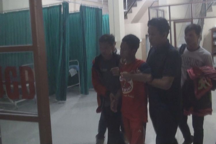 Salah satu mahasiswa yang selamat dalam kejadian tenggelamnya 3 mahasiswa saat kegiatan Latihan Dalar Organisasi FKIP Unsrii meninggalkan klinik tempat ia dirawat selama 3 jam dengan dipapah rekannya