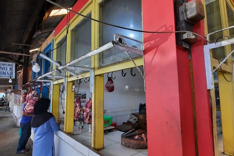 Pedagang daging sapi di Pasar Induk Cikurubuk Kota Tasikmalaya belum mengetahui ada aksi mogok jualan seperti di pasar Jabodetabek. Harga daging sapi di Tasikmalaya masih normal di kisaran Rp 130.000 per kilogramnya pada Kamis (24/2/2022).