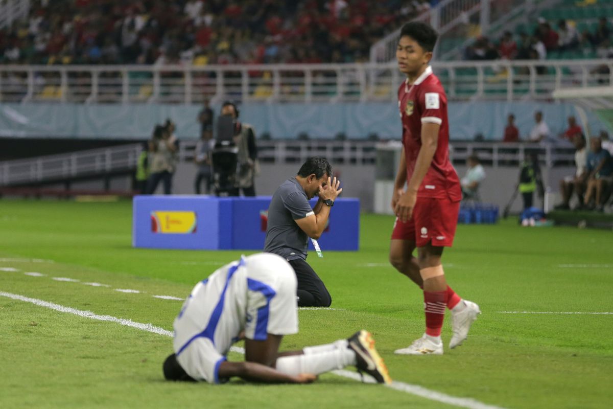 Pelatih timnas U17 Indonesia, Bima Sakti (baju abu), saat berselebrasi usai Garuda Muda berhasil mencetak gol ke gawang Panama pada laga Grup A Piala Dunia U17 2023 di Stadion Gelora Bung Tomo Surabaya, Senin (13/11/2023).