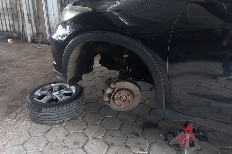 Ilustrasi perbaikan kaki-kaki mobil.
